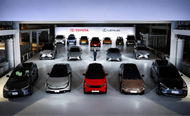Linha de veículos Toyota e Lexus durante apresentação da estratégia do novo CEO