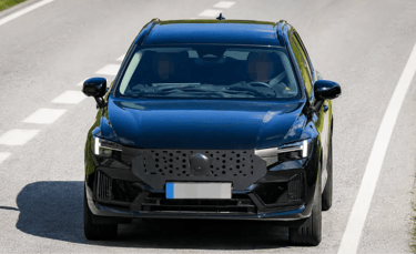 Novo Volvo XC60 híbrido é flagrado em testes com visual renovado na dianteira