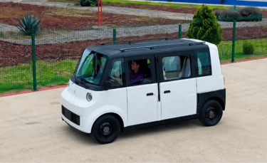 Olinia Uno elétrico mexicano de seis lugares circulando em área urbana durante testes