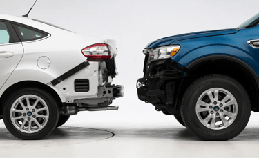 Carros da Ford sem para-choque em teste de colisão com nova tecnologia de impacto
