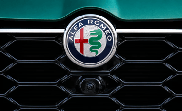 Logo da Alfa Romeo em carro esportivo após parceria anunciada com a Maserati.