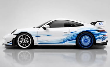 Porsche 911 GT3 Artisan Edition branco com detalhes azuis em vista lateral em estúdio minimalista