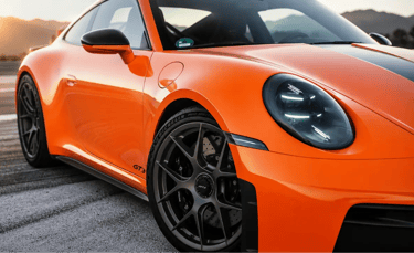 Porsche 911 laranja em pista durante mudança estratégica anunciada pelo novo CEO