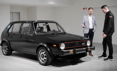 Primeiro Golf GTI de cinco portas em exposição com visual clássico e acabamento original