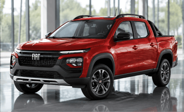 Projeção da nova Fiat Strada híbrida vermelha em showroom moderno