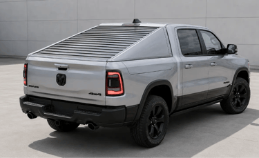 Ram 1500 com tampa aerodinâmica inclinada criada para reduzir o arrasto do ar.