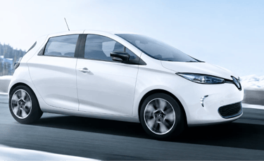 Renault Zoe elétrico branco rodando em estrada com cenário de inverno