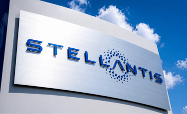 Logo da Stellantis em fachada moderna representando crescimento de vendas de 12%