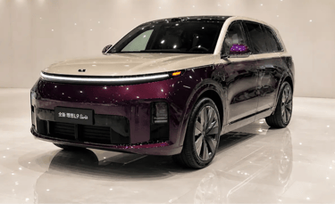 suv grande chines em showroom moderno com piso brilhante e design futurista acessivel