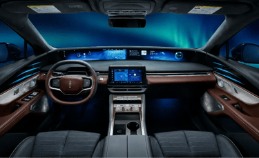 Painel de carro moderno com tela gigante ocupando quase toda a largura do painel