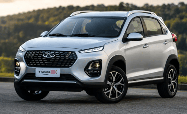 Tiggo 3X 2022 prata com motor turbo fotografado de frente em ambiente externo