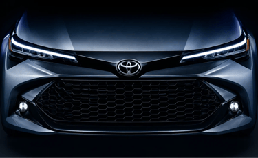 Frente do Toyota Corolla 2026 em iluminação escura com visual esportivo.