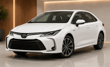Toyota Corolla Híbrido 2019 branco em showroom moderno com destaque para o design frontal