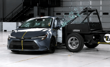 Toyota Corolla durante teste de impacto lateral em centro de segurança automotiva
