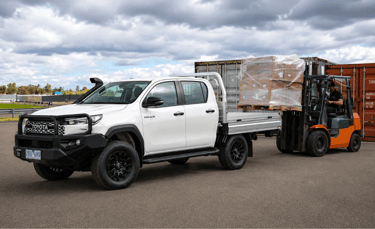 Toyota Hilux Super Duty transportando carga em área industrial