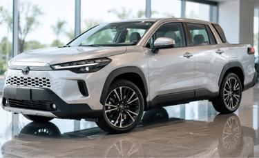 Nova picape Toyota baseada no Corolla Cross em showroom moderno e iluminado