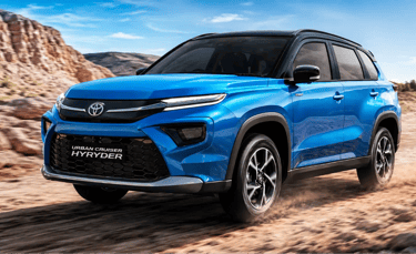 Toyota Urban Cruiser Hyryder híbrido em estrada destacando consumo de 27,9 km por litro