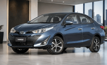 Toyota Yaris Sedan 2019 com câmbio CVT em showroom urbano moderno