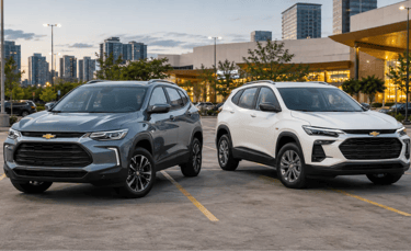 Tracker Premier 2025 e Tracker AT 2026 lado a lado em estacionamento urbano