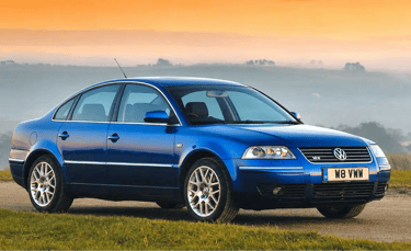Volkswagen Passat W8 azul estacionado em estrada com paisagem ao amanhecer