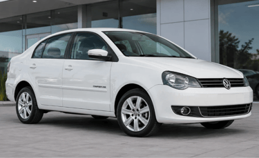 Volkswagen Polo Sedan Comfortline 2014 branco em showroom externo com frente sem placa