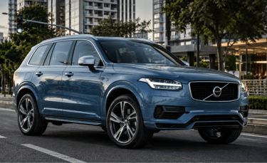 Volvo XC90 T8 Recharge em área urbana destaca design premium e sete lugares
