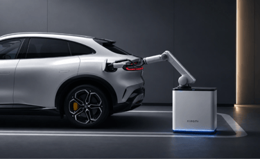 Robô da Xiaomi conecta carregador automaticamente a carro elétrico estacionado