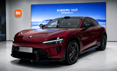 SUV elétrico Xiaomi YU7 GT vermelho em showroom antes do lançamento oficial