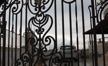 Portail de garage en fer forgé noir et or