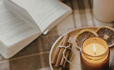 rutina de mañana con vela encendida y café