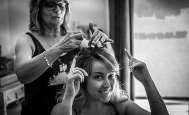 sourire de la mariée lors des préparatifs du mariage, noir et blanc