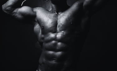 Corps musclé et dessiné d’un homme, illustrant une transformation physique intense grâce au coaching personnalisé de Romain P