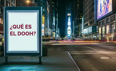 Cartel publicitario exterior con texto interior que indica "¿Qué es el DOOH?"