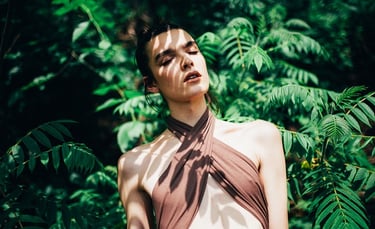 Un jeune homme qui porte une tenue de femme et ferme les yeux