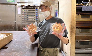冷凍パン商品を手に持つ店内作業風景｜堺市のニュースならサカイタイムズ