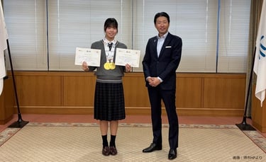 谷本美乃選手が堺市役所で永藤英機市長に全国高校水泳大会2部門の優勝を報告している様子|堺市のニュースならサカイタイムズ
