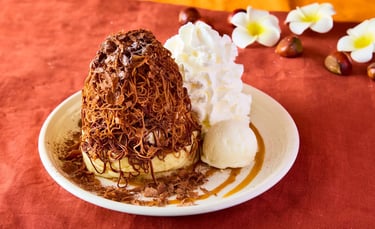 コナズ珈琲のチョコレートモンブランパンケーキとホイップクリーム、ココナッツアイスクリームが盛り付けられた写真｜堺市のニュースならサカイタイムズ