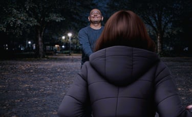 公園内で男が女性の前に立つ様子のイメージ画像｜堺市のニュースならサカイタイムズ