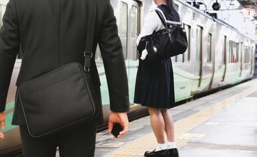 女子高校生をスマートフォンで盗撮する市立中学校講師のイメージ画像｜堺市のニュースならサカイタイムズ