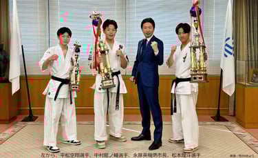 全日本ジュニアチャンピオンシップで優勝・入賞した中村龍ノ輔選手らが永藤英機市長を表敬訪問した際の記念撮影｜堺市のニュースならサカイタイムズ