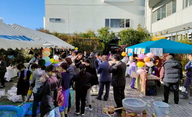 昨年の創業感謝まつりで屋外に設けられたテントや出店前に多くの来場者が集まっている様子｜堺市のニュースならサカイタイムズ