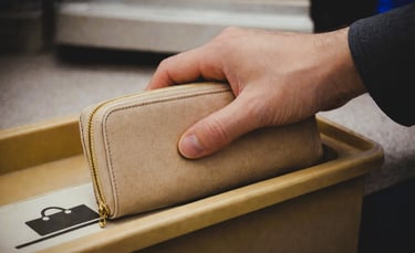 コンビニのレジカウンターの財布を掴むイメージ画像|堺市のニュースならサカイタイムズ