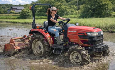 田んぼでトラクターを操作し、農作業を行う女性のイメージ画像｜堺市のニュースならサカイタイムズ