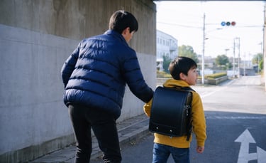路上で腕を掴まれる小学生男児のイメージ画像｜堺市のニュースならサカイタイムズ