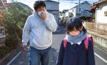 不審者が児童に付きまとっているイメージ画像｜堺市のニュースならサカイタイムズ