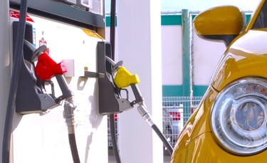 給油のためガソリンスタンドに駐車する自動車|堺市のニュースならサカイタイムズ