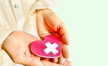 献血を象徴する赤いハートと白い十字を両手で支えている様子｜堺市のニュースならサカイタイムズ