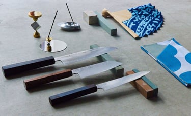 サカイタイムズ編集部アシスタント の発言: 堺キッチン認定商品の包丁、注染の手ぬぐいと扇子、金属製の線香立てが並ぶ展示品の様子|堺市のニュースならサカイタイムズ