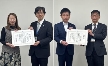 感謝状贈呈式で、感謝状を手に並んで立つ4人の出席者。左から、株式会社HDフラワーホールディングス代表取締役社長の森本幸子氏、堺市子ども家庭課長の立道勝広氏、同社取締役の土居孝史氏、堺市学務課長の大野達也氏|堺市のニュースならサカイタイムズ