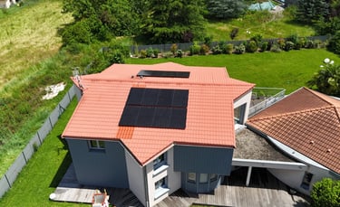 Double installation de panneaux solaires sur une maison d'architecte dans l'Allier